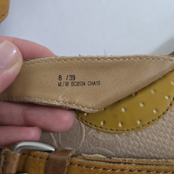 B.O.C. Born Concept Latisha yellow Leather Thong Sandals sz 8 - Picture 2 of 5